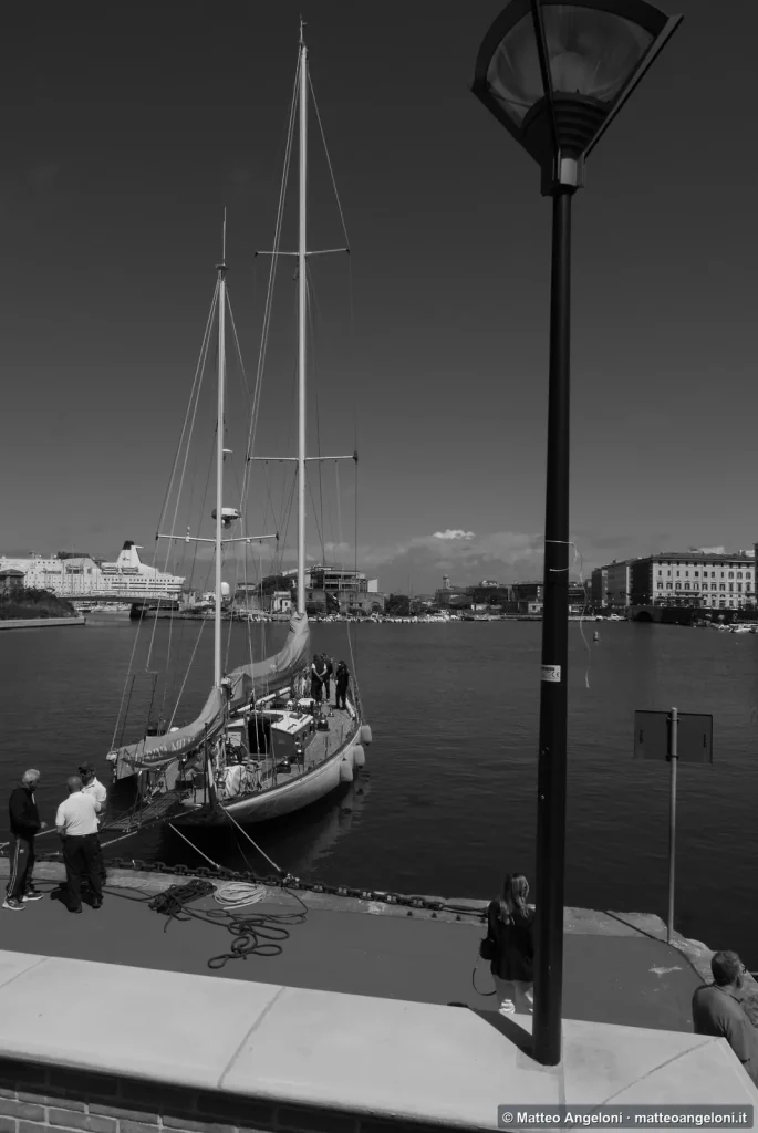 Veliero e lampione lungo la darsena di Livorno