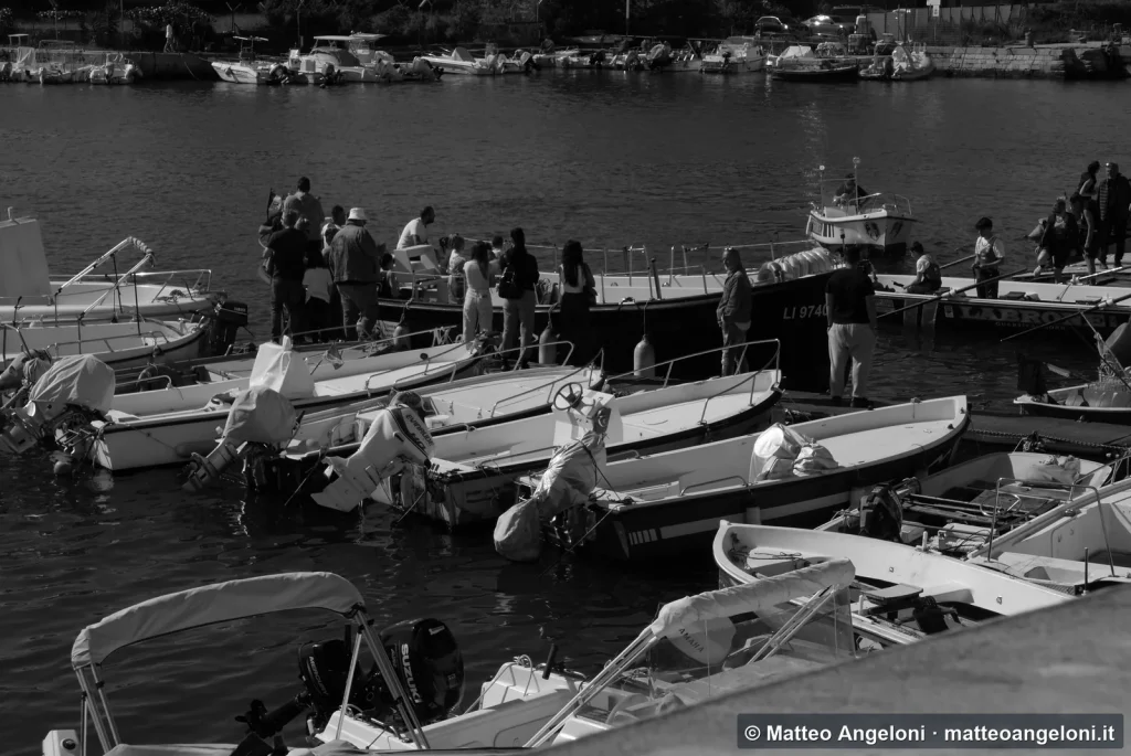 Persone e barche nella vita quotidiana del porto di Livorno