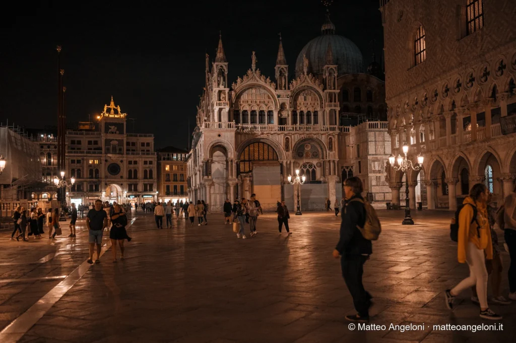 Basilica di San Marco illuminata nella piazza di notte