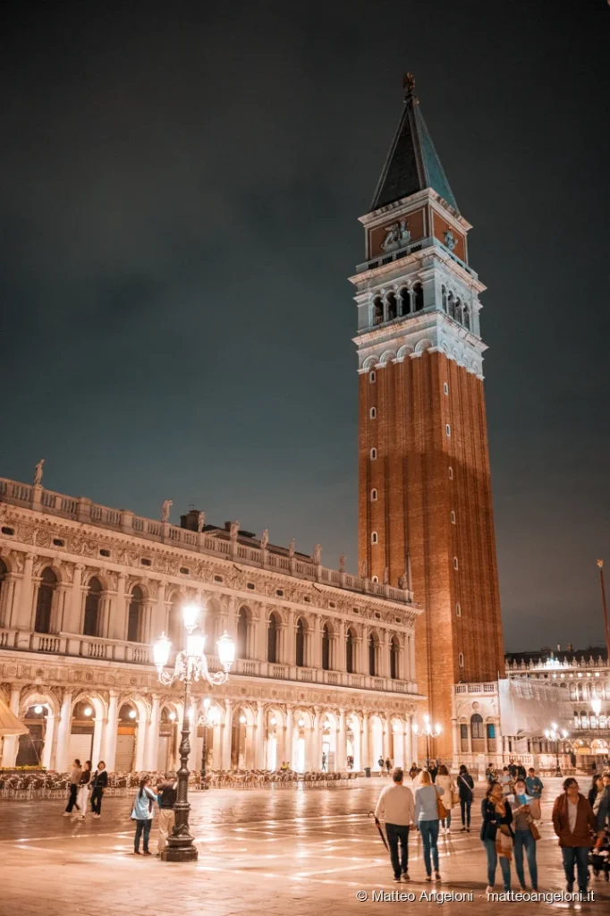 Campanile di San Marco illuminato contro il cielo notturno