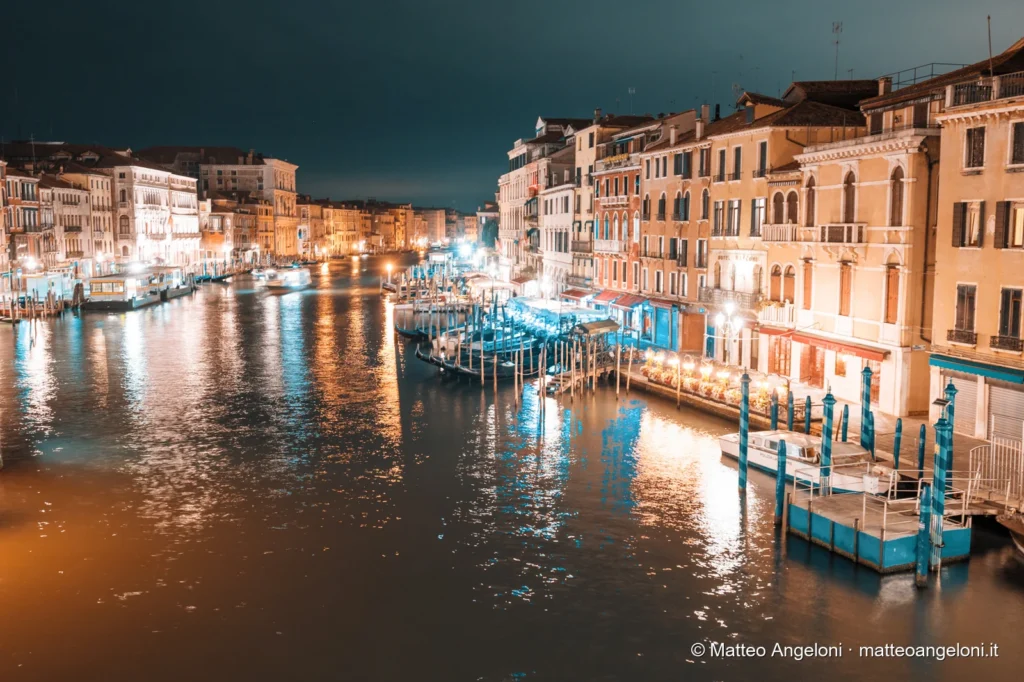Veduta notturna del Canal Grande con palazzi illuminati
