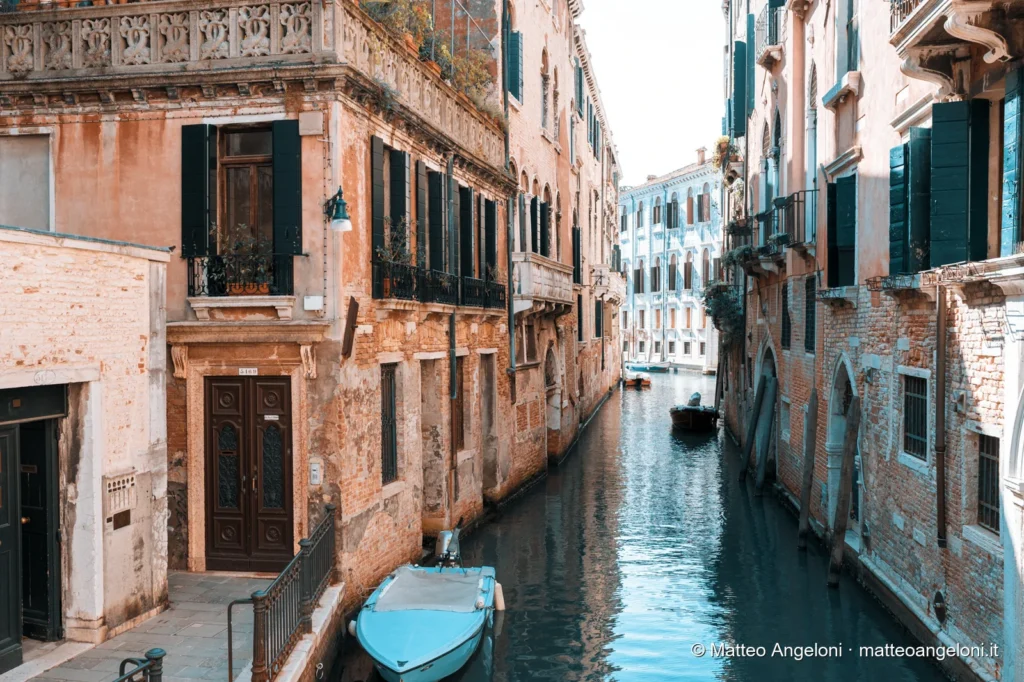 Case colorate riflesse in un canale veneziano