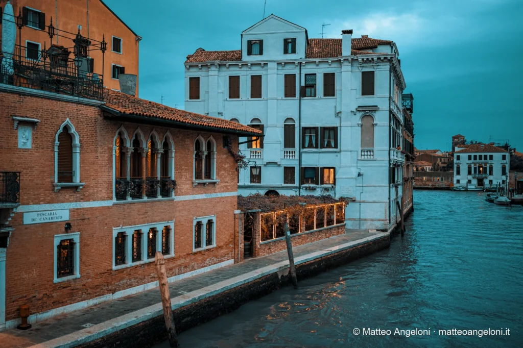 Canale veneziano con palazzi e luci al crepuscolo