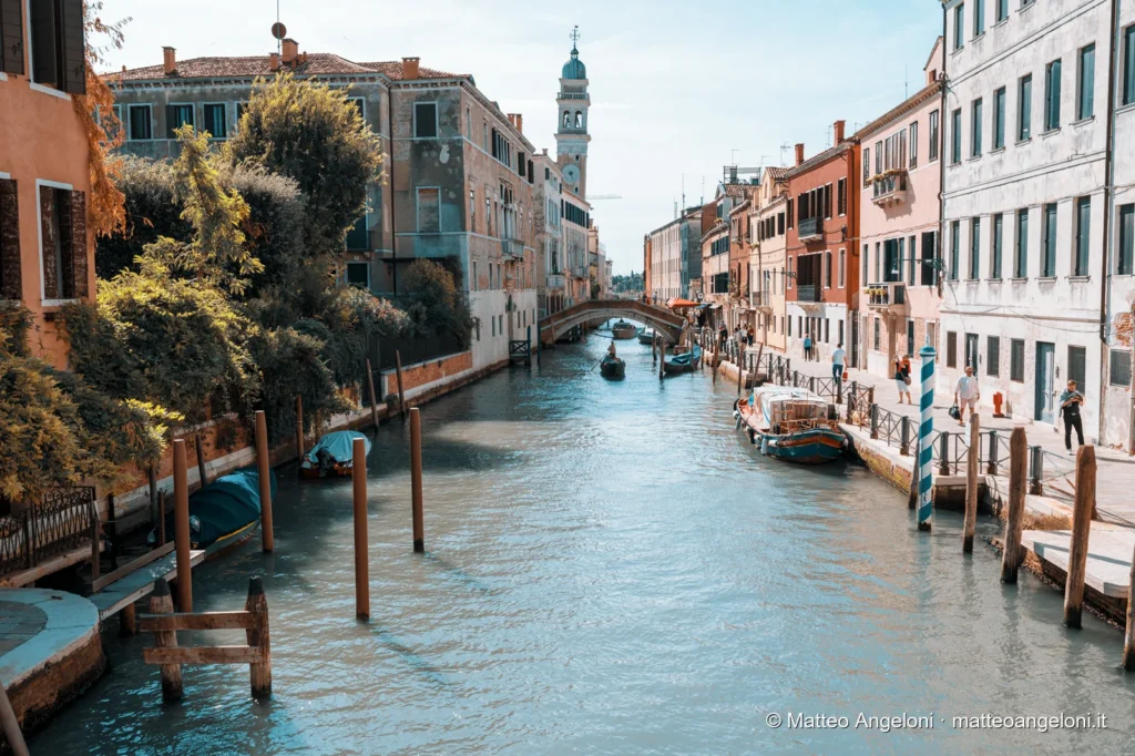 Palazzi veneziani affacciati su un ampio canale durante il giorno
