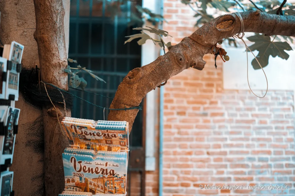 Cartoline e piccoli oggetti esposti in una bottega veneziana