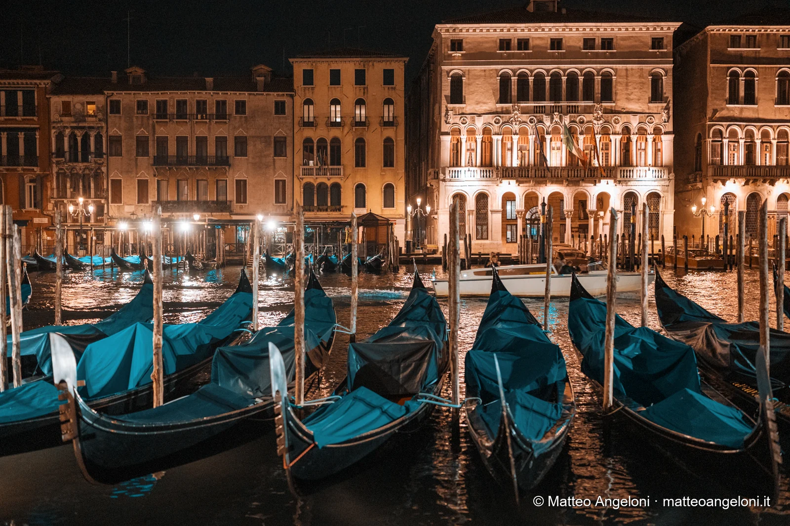 Gondole e palazzi illuminati a Venezia