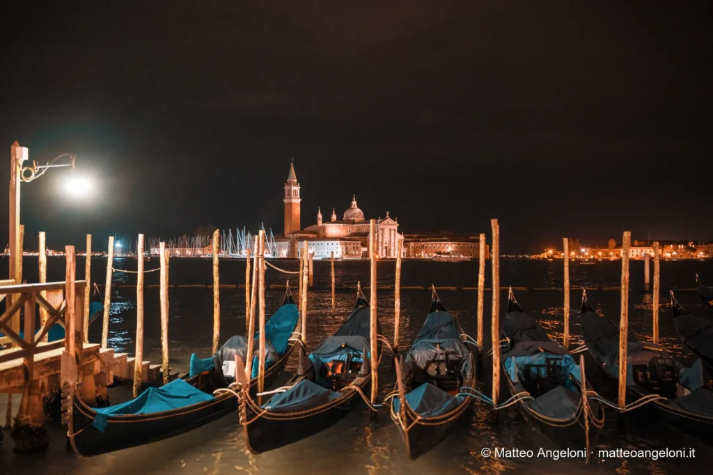 Gondole ormeggiate con San Giorgio Maggiore sullo sfondo