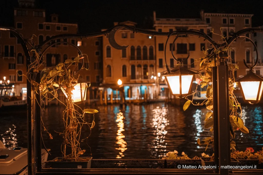 Lampione in primo piano sul Canal Grande illuminato di notte
