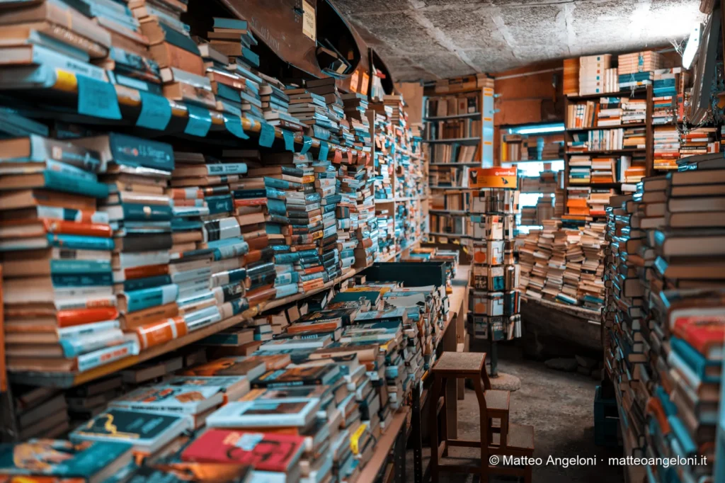 Libri e arredi all'interno della Libreria Acqua Alta di Venezia