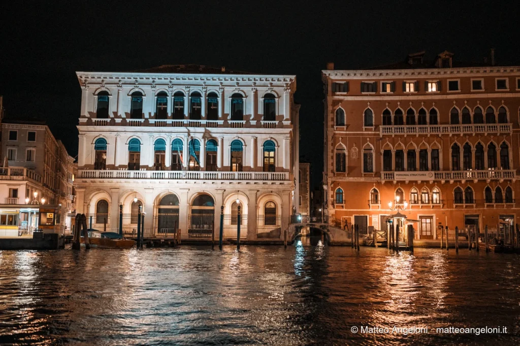 Palazzi storici illuminati lungo il Canal Grande di notte