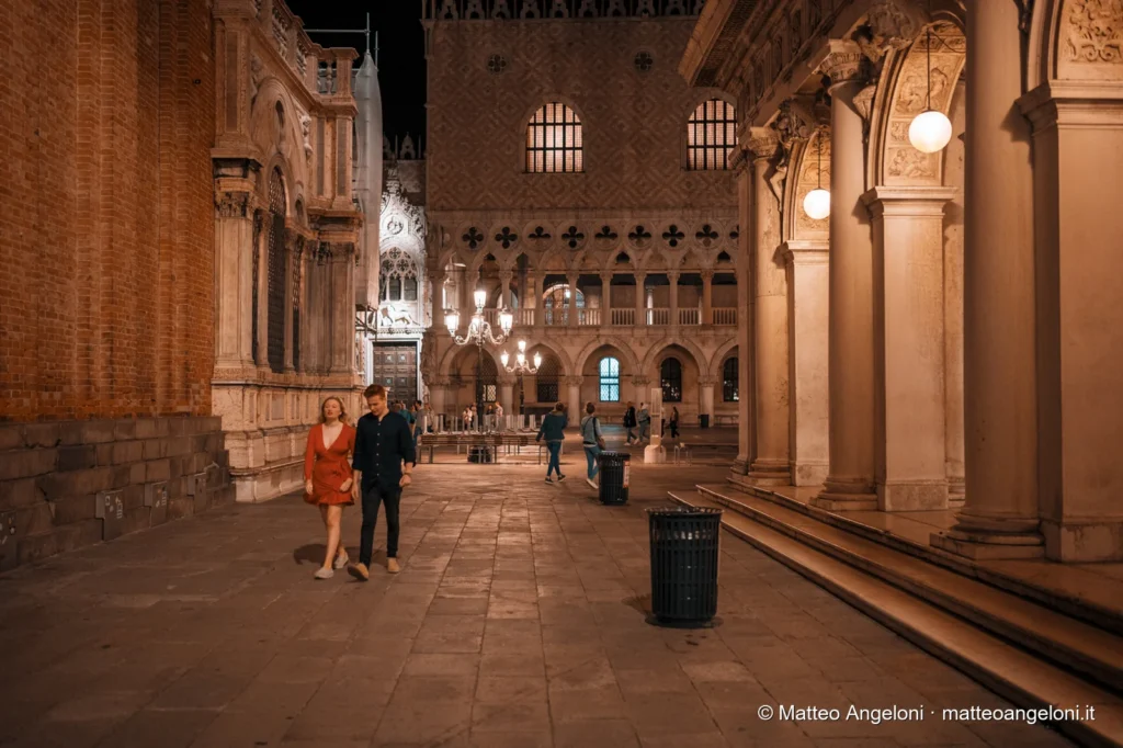 Portico e colonne di Palazzo Ducale a Venezia di notte