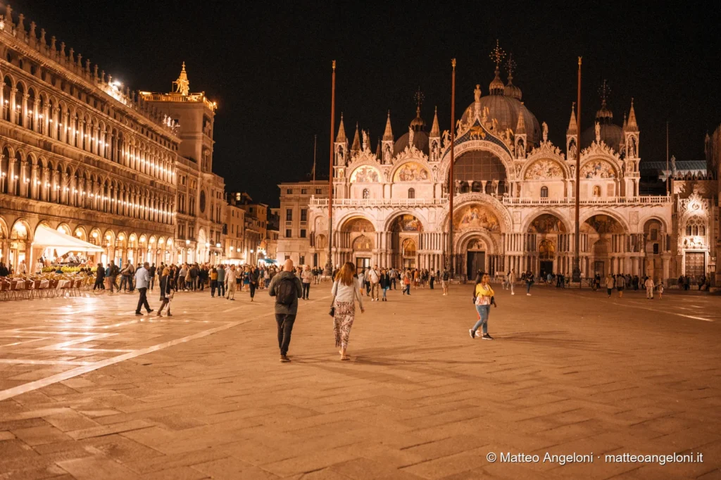 Piazza San Marco e Basilica illuminate durante la notte
