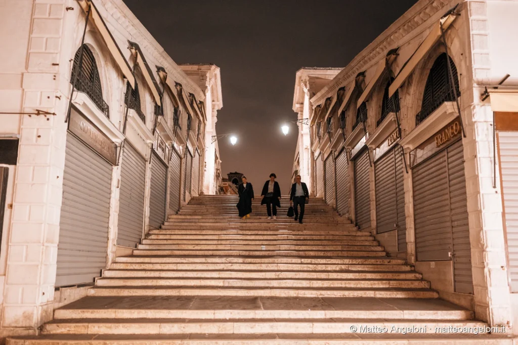 Passanti sulla scalinata del Ponte di Rialto di notte
