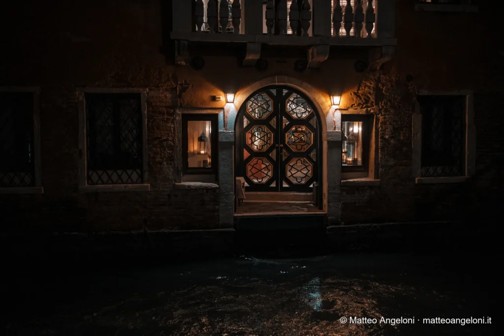 Porta veneziana riccamente decorata vista di notte