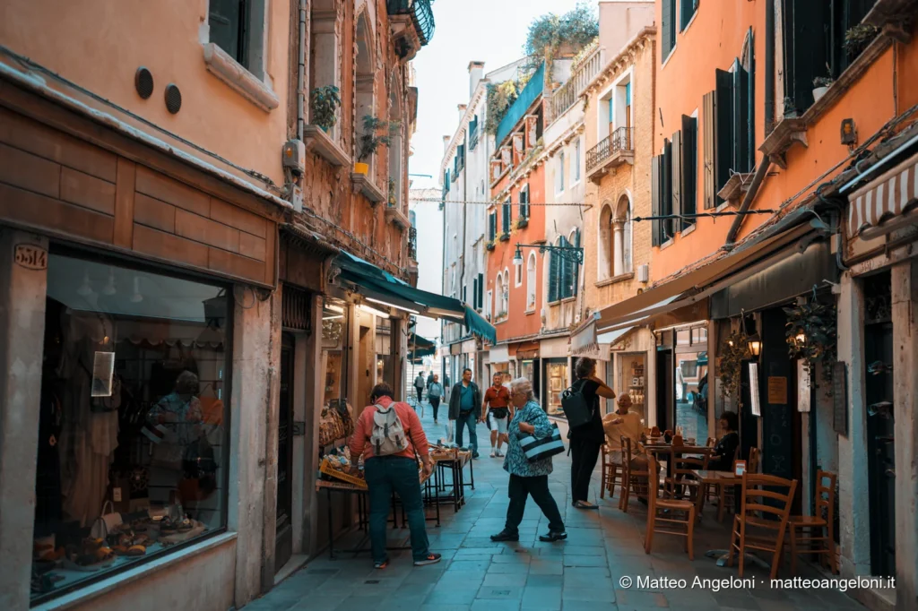 Passanti e vita quotidiana in una calle di Venezia