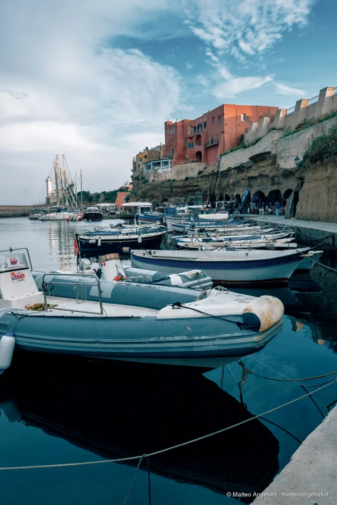 Barche ormeggiate nel porto romano di Ventotene