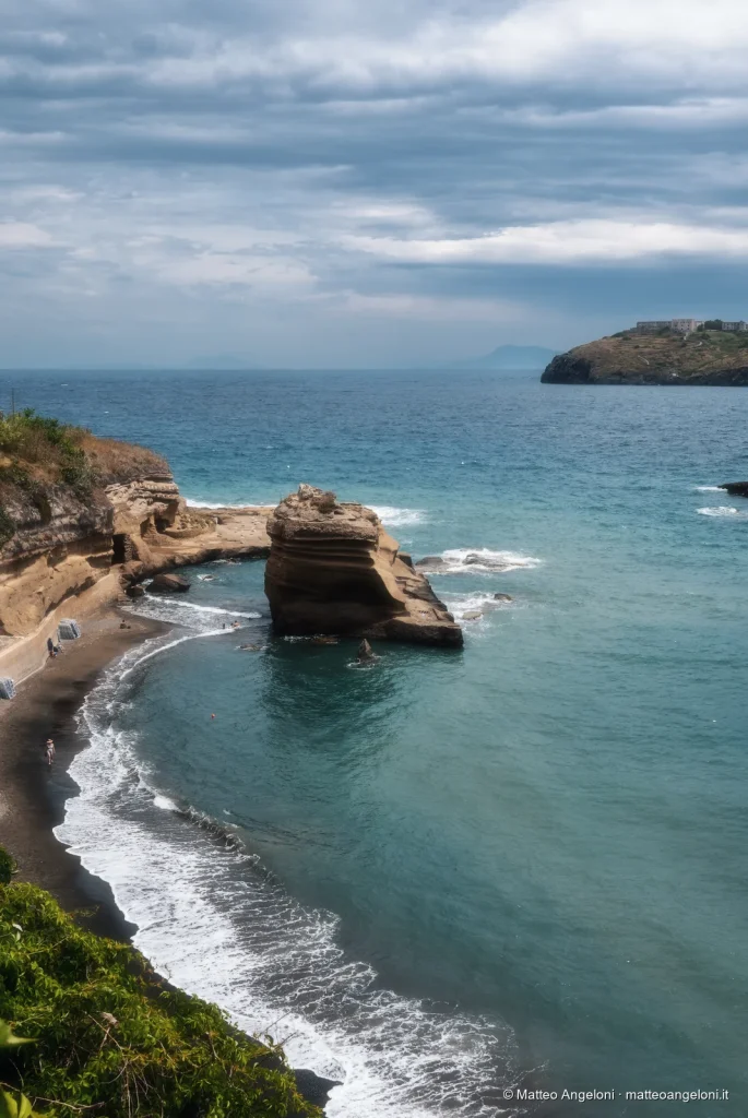 Costa tufacea di Ventotene affacciata sul mare