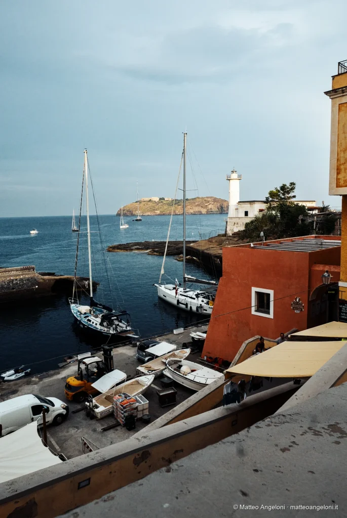Faro, barche e porto romano di Ventotene