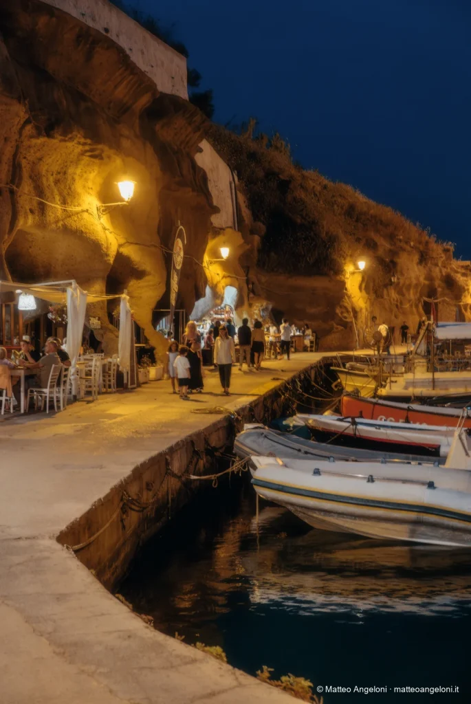 Grotte del porto romano di Ventotene illuminate di sera