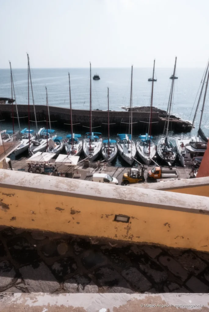 Porto di Ventotene con barche a vela visto dall'alto
