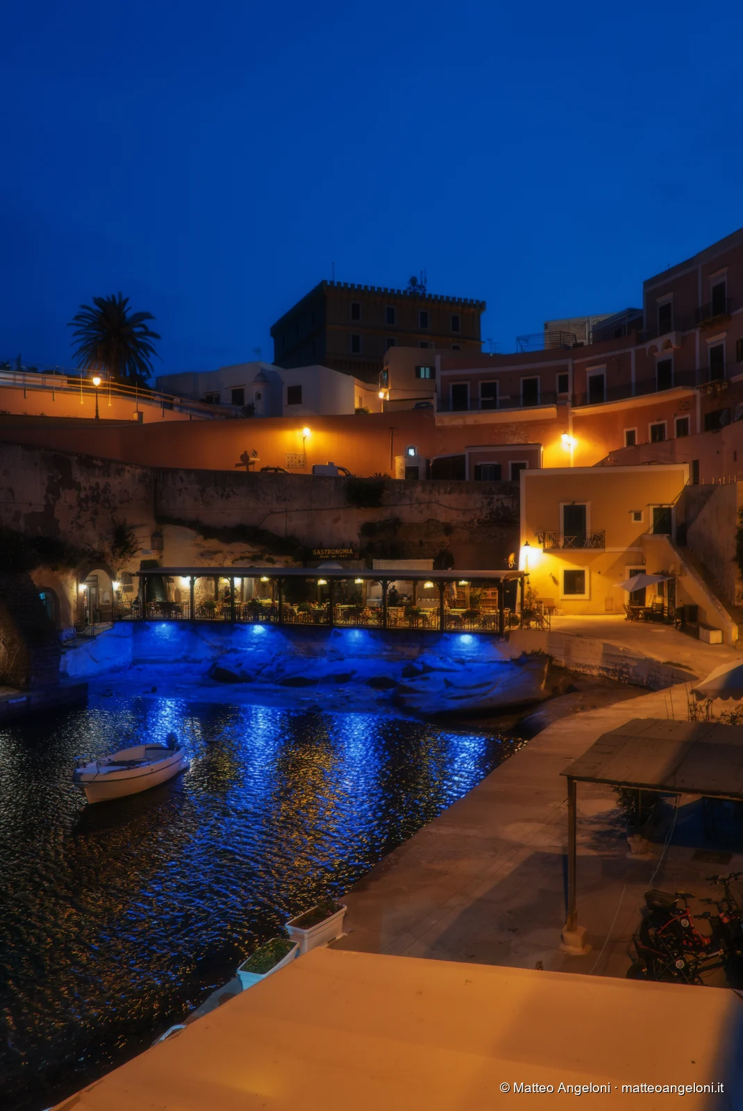 Ventotene tra porto romano, tufo e luce mediterranea