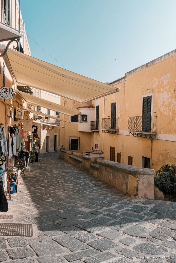 Via lastricata con botteghe nel centro storico di Ventotene