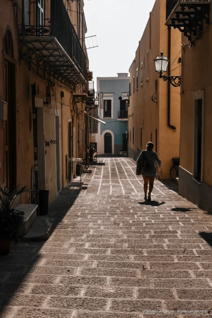Vicolo assolato nel centro storico di Ventotene